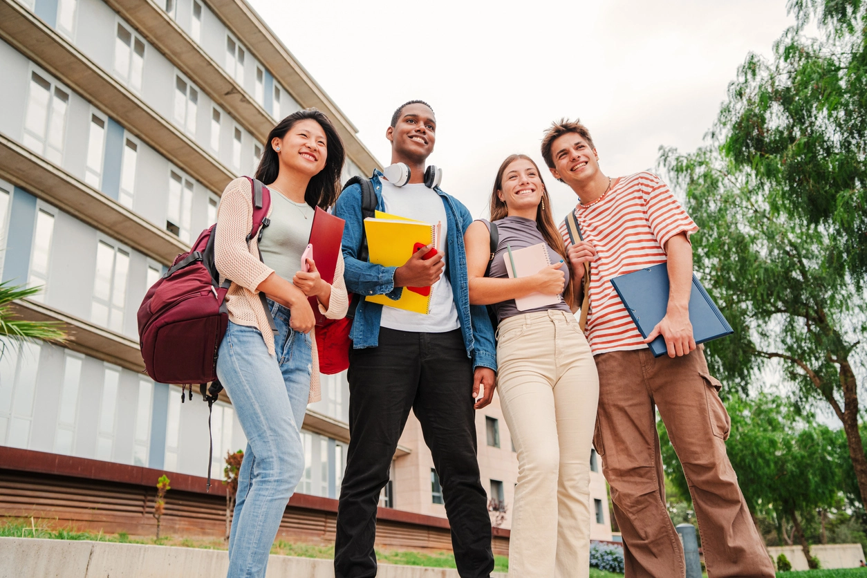 Etudiants discutant devant leur logement étudiant à Angers