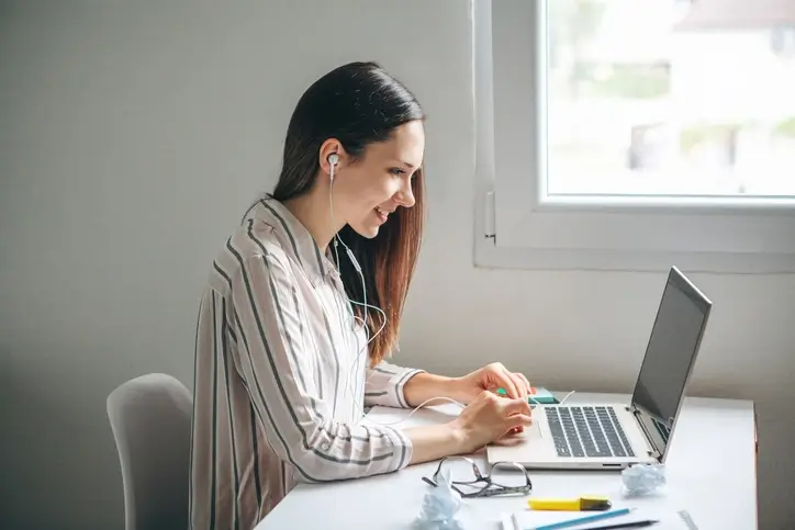 Etudiante dans sa location étudiante à Lyon 7