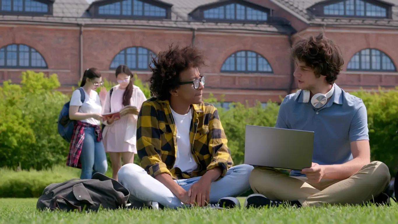 Etudiants devant leur location étudiante à Lyon 7