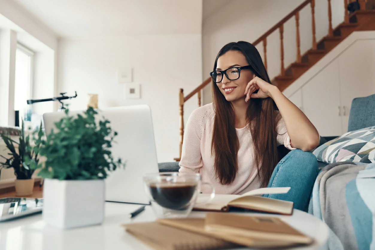 Jeune femme regardant dans un ordinateur portable.