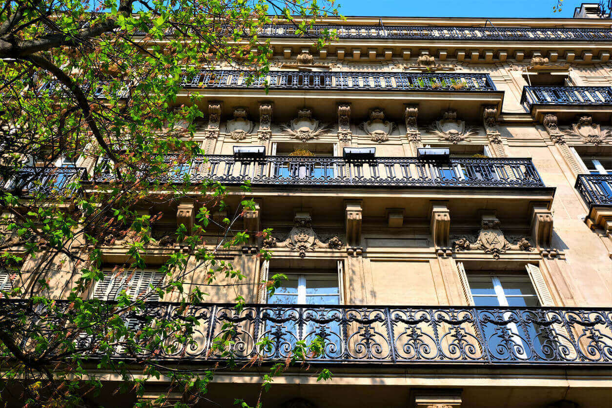 Extérieur d'un bel appartement parisien. Cette image montre la beauté des bâtiments de Paris, expliquant l'attrait de l'appartement étudiant Paris 13 auprès des jeunes étudiants.