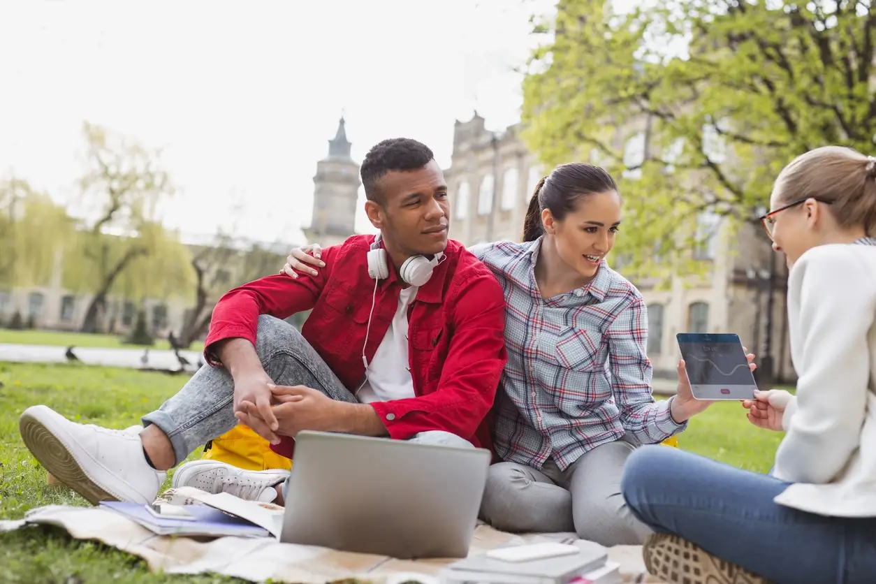 Etudiants dans la cour du CROUS de Dijon