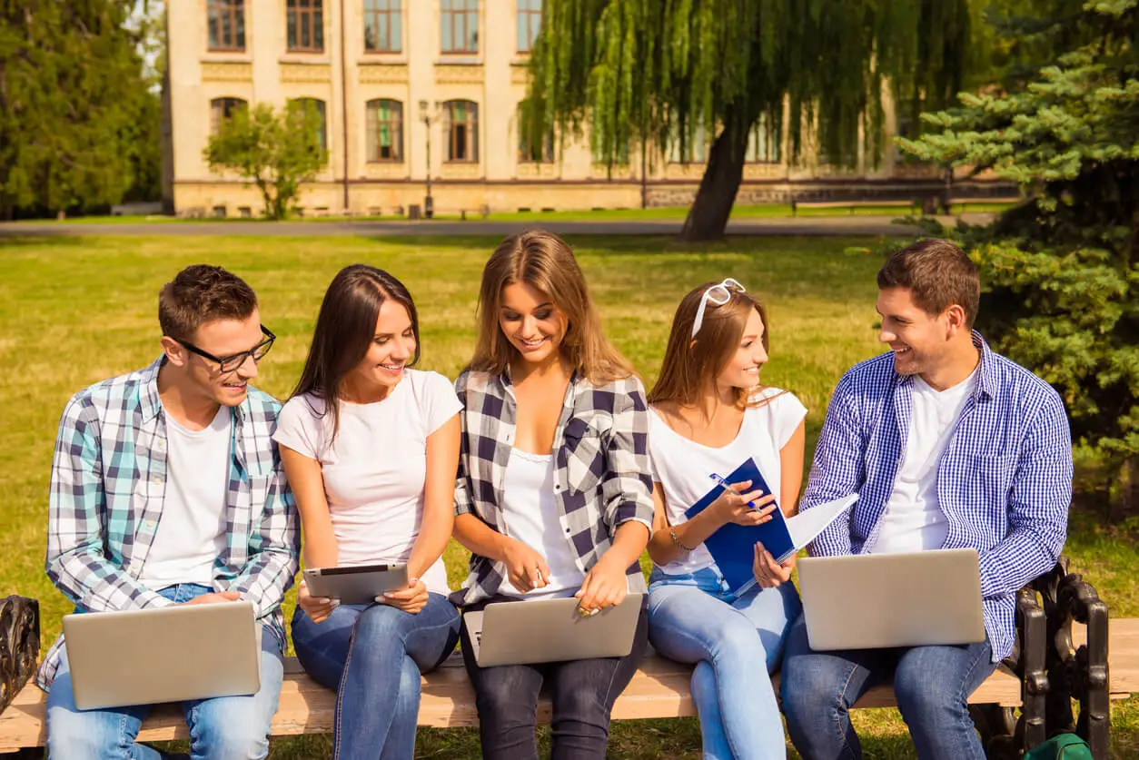 Etudiants devant le CROUS de Reims