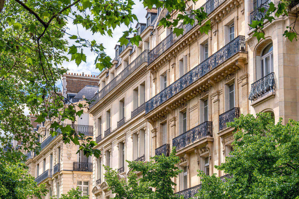 Photo d'un bâtiment haussmannien, l'un des types de logements disponibles pour une location étudiant dans Paris 18 