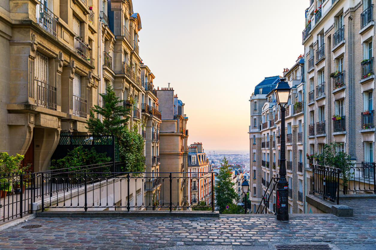 Vue d'une rue dans le quartier de Montmartre à Paris, l'un des quartiers étudiants de la capitale, endroit idéal pour une location étudiante à Paris