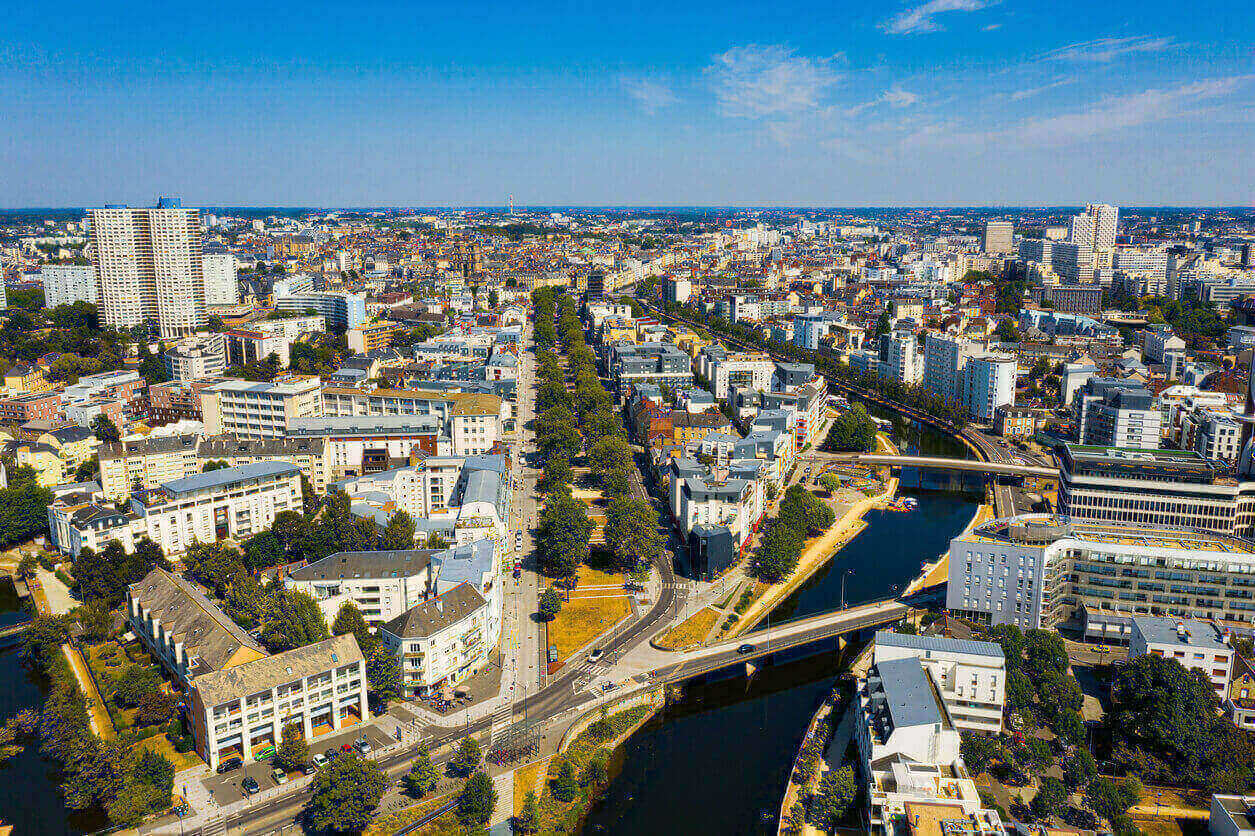 Vue aérienne sur la belle ville de Rennes, mettant en avant l'attrait pour la ville, expliquant la difficulté à chercher un logement étudiant Rennes