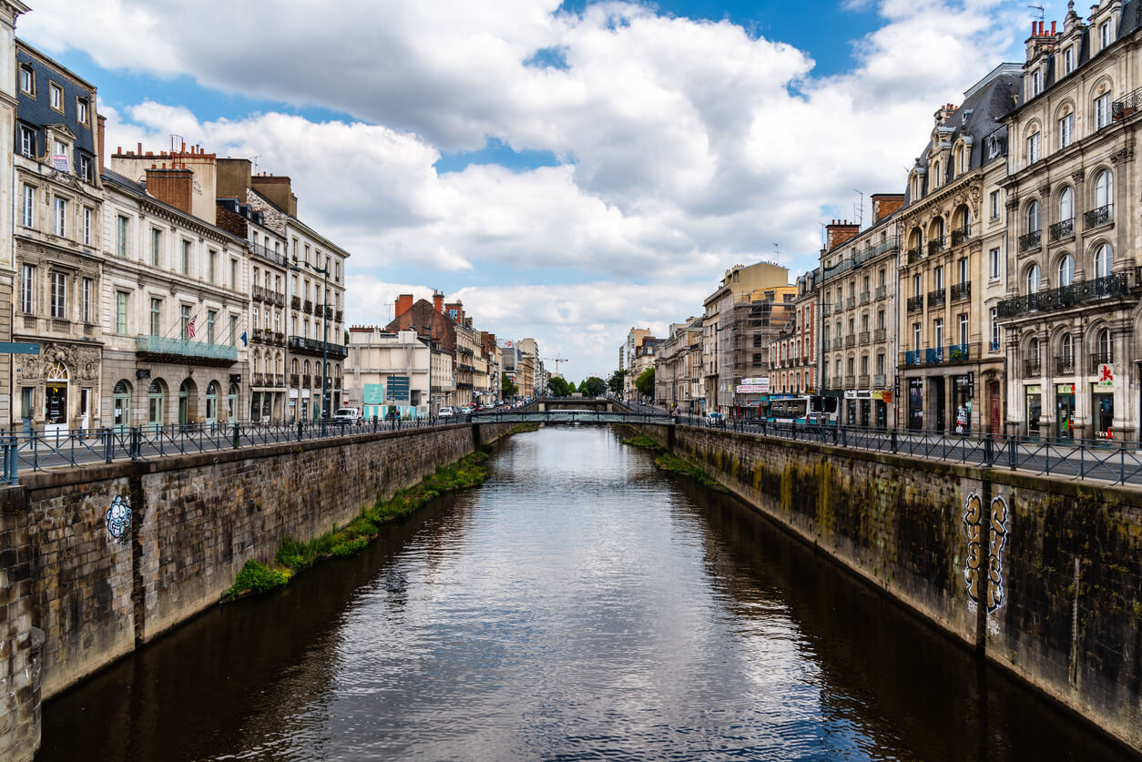 Vue sur Vilaine et un quartier de Rennes. L'image met en valeur l'attrait de la ville où la résidence étudiante Rennes est très prisée